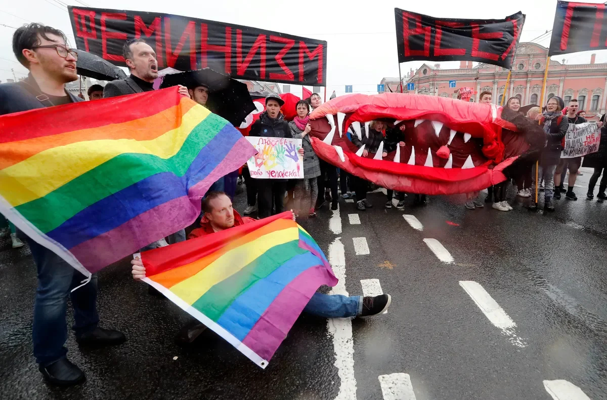 LGBT activists and feminists at a Labour Day rally in St. Petersburg, 1 May 2018. Photo: Anatoly Maltsev / EPA-EFE