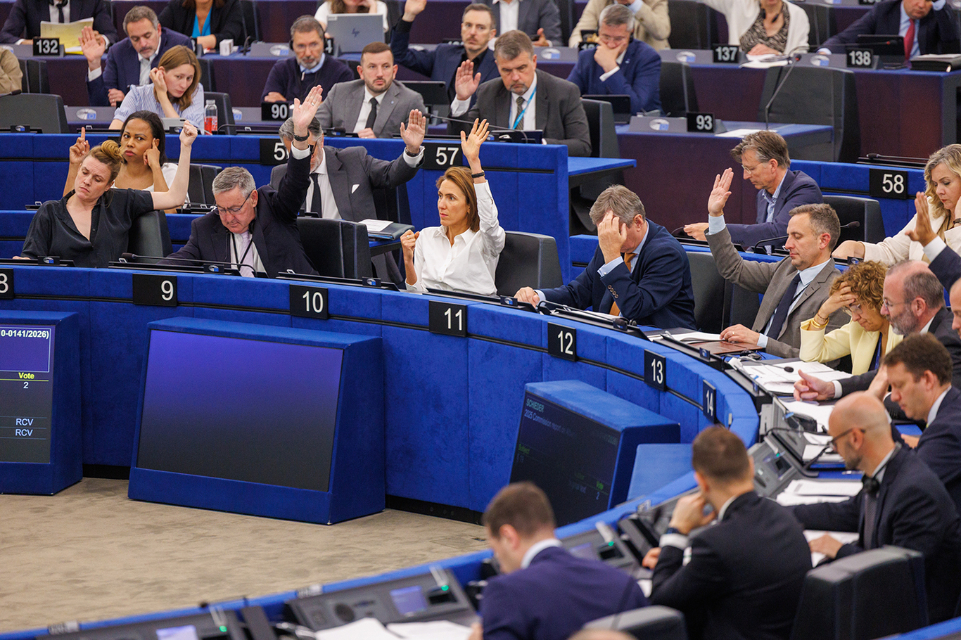 Члены Европейского парламента голосуют во время сессии Европейского парламента в Страсбурге, Франция, 17 июня 2026 года. Фото: Olivier Matthys / EPA