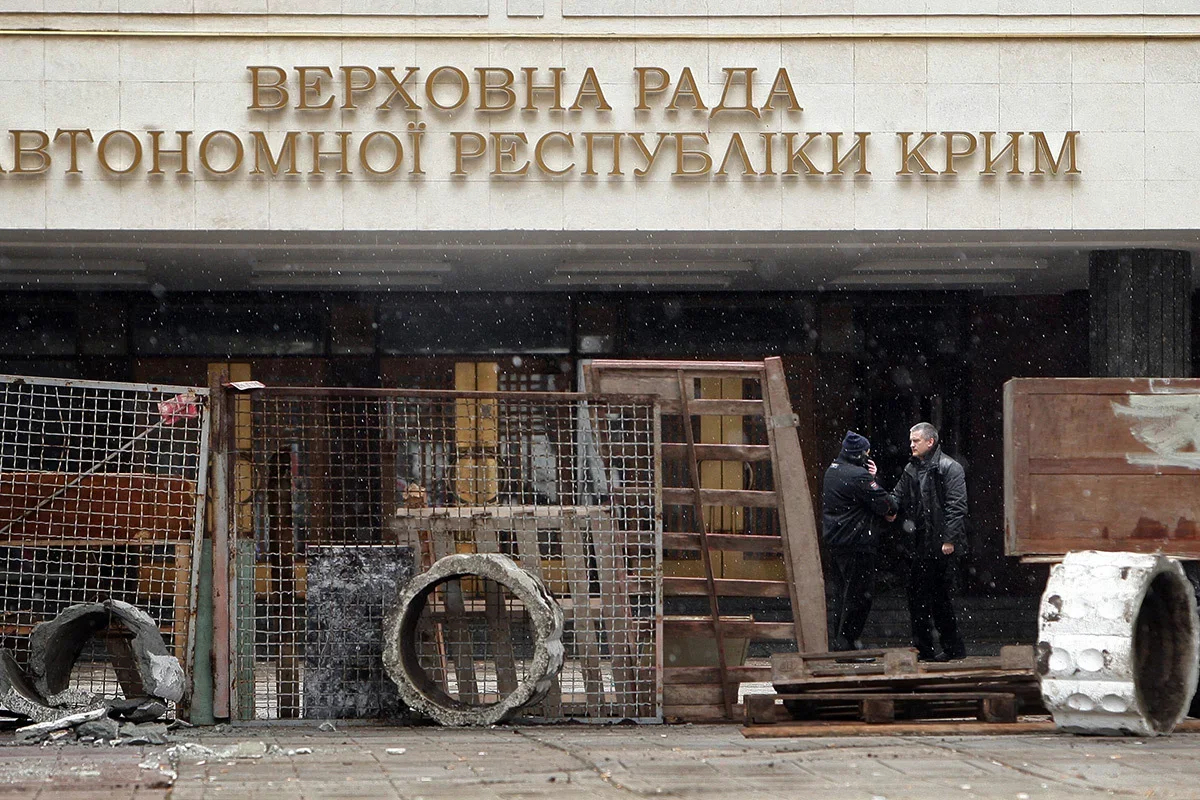 Barricades built by pro-Russian activists seen in front of a building of Crimean parliament in Simferopol, 27 February 2014. Photo: EPA/ARTHUR SHWARTZ