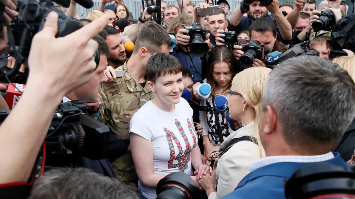 Надежда Савченко общается с представителями СМИ рядом с Юлией Тимошенко в международном аэропорту «Борисполь» под Киевом, Украина, 25 мая 2016 года. Фото: Глеб Гаранич / Reuters / Scanpix / LETA