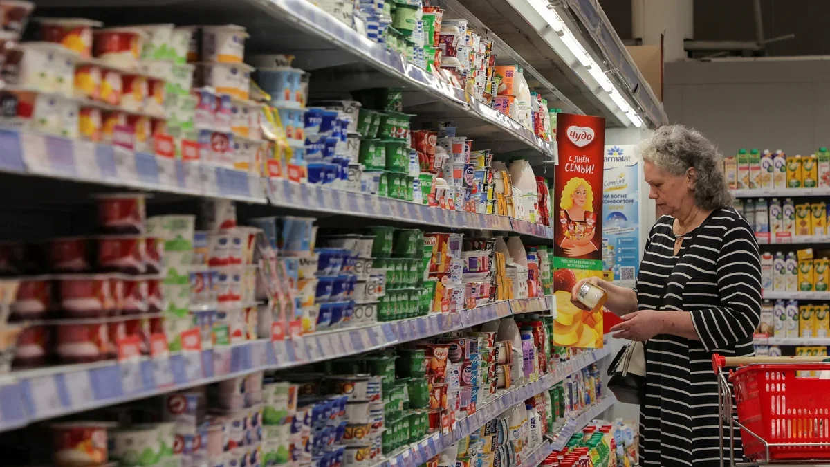 A shopper at a grocery store, St. Petersburg, 27 June 2024. Photo: Anton Vaganov / Reuters / Scanpix / LETA