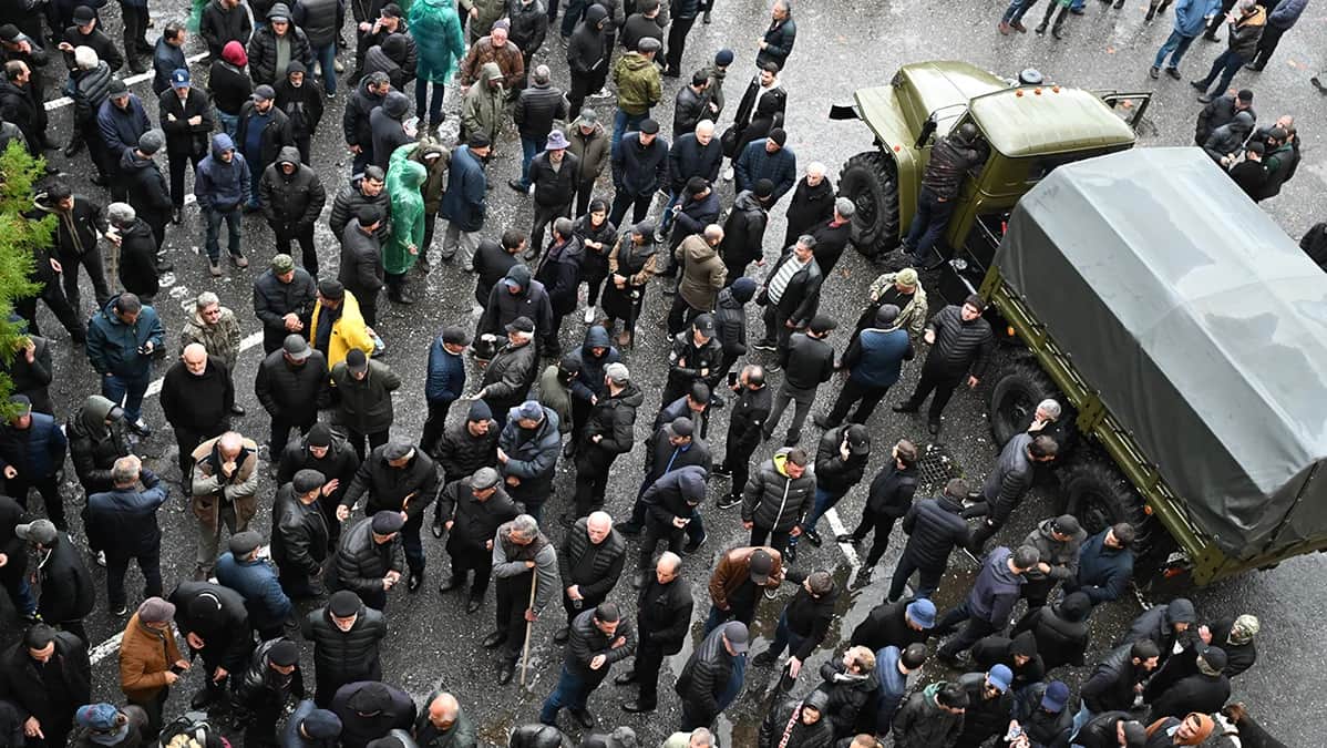Люди у здания администрации президента в Сухуме, Абхазия, в знак протеста против инвестиционной сделки, связанной с Россией, 16 ноября 2024. Фото: Ilya Pitalev / IMAGO / Scanpix / LETA