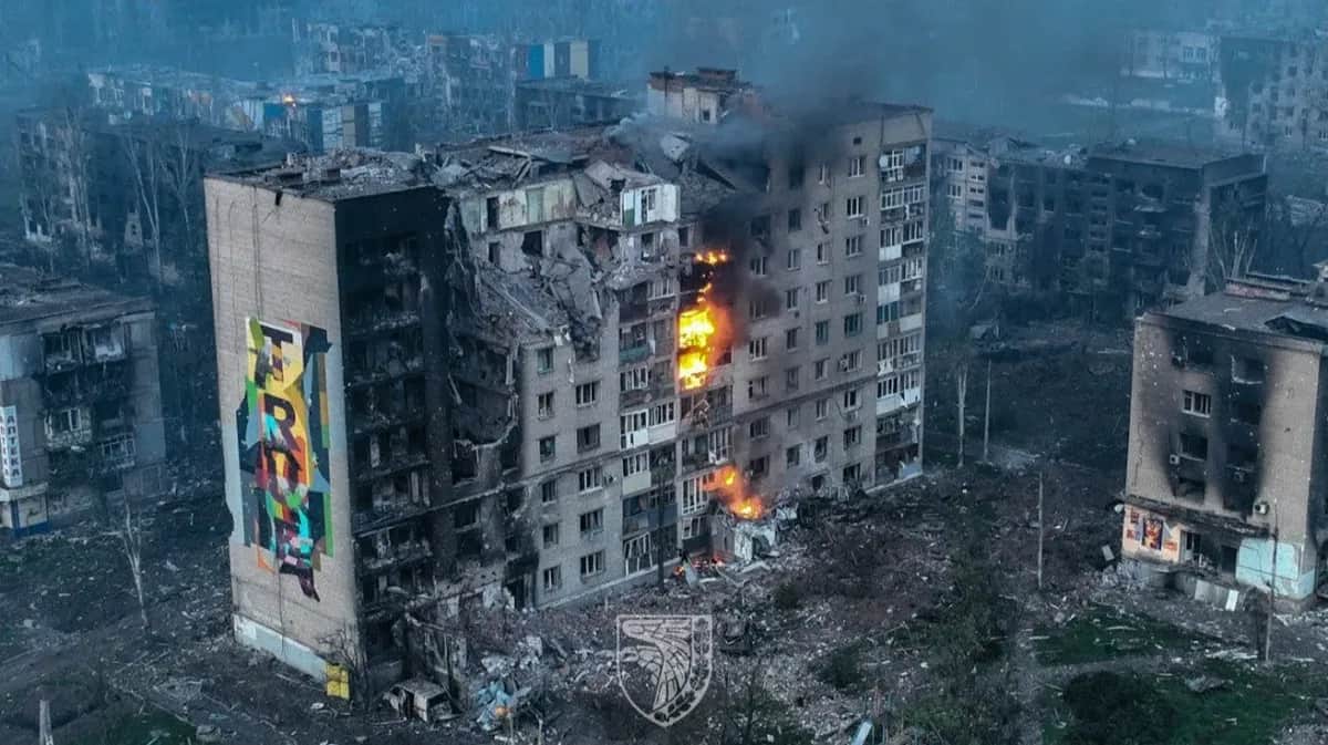 Вид на повреждённые жилые дома в Бахмуте, 23 мая 2023 года. Фото: Defense of Ukraine / Handout / Anadolu Agency / Getty Images