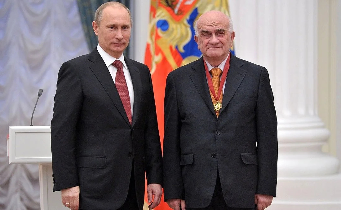 Евгений Ясин во время награждения Орденом «За заслуги перед Отечеством» в Кремле, 2012 год. Фото: Kremlin.ru