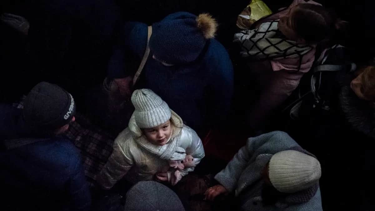 Люди на вокзале перед посадкой в эвакуационный поезд, Херсон, 23 ноября 2022 года. Фото: Ashley Chan / SOPA Images / LightRocket / Getty Images