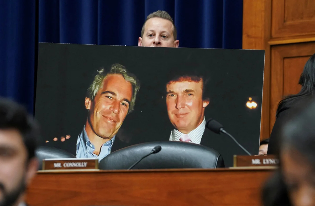 Член Палаты представителей Джаред Московиц демонстрирует фотографию Трампа с Джеффри Эпштейном в Капитолии, Вашингтон, 10 января 2024 года. Фото: Kevin Lamarque / Reuters / Scanpix / LETA