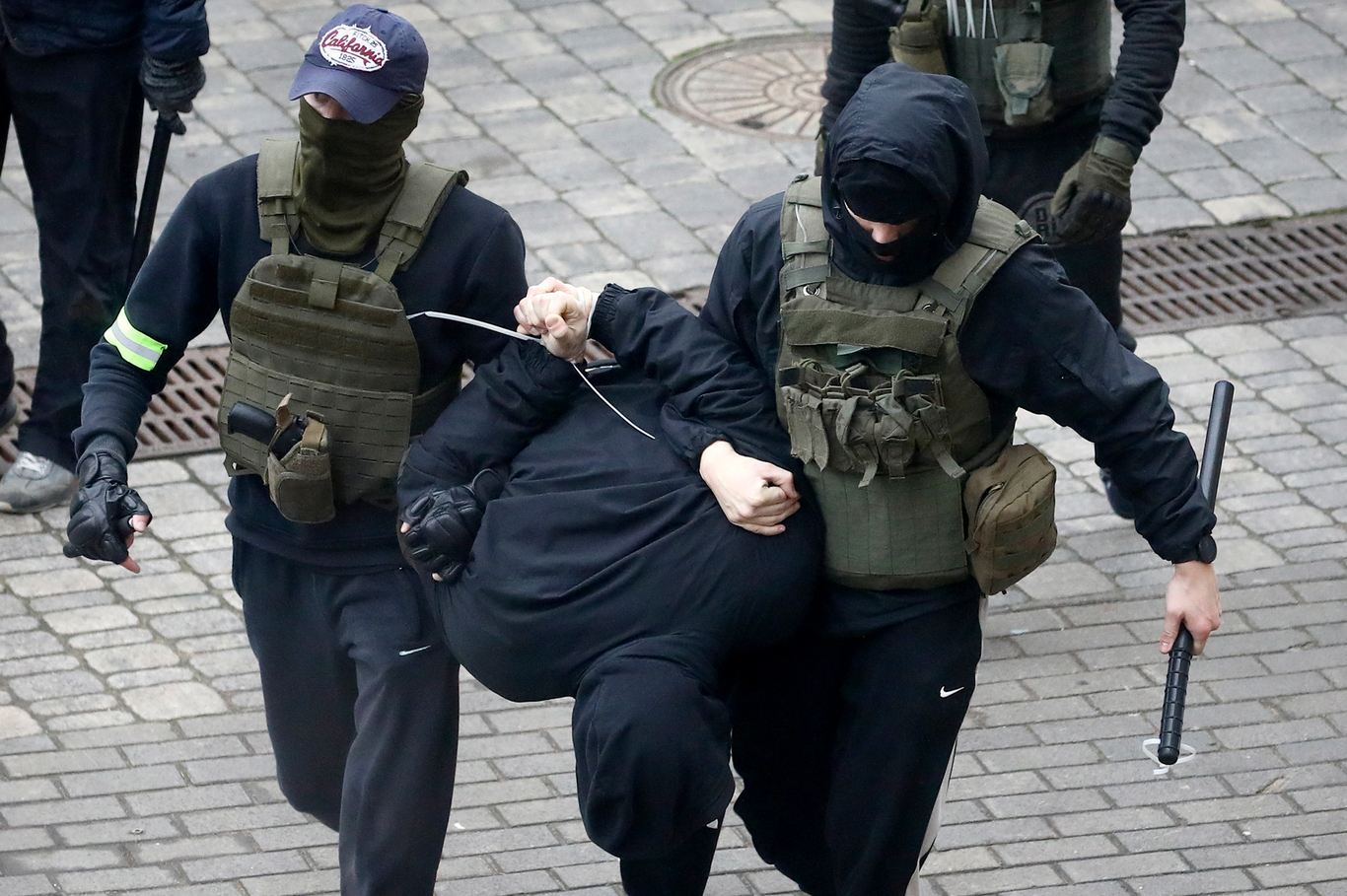 Белорусские силовики задерживают участника акции протеста. Минск, Беларусь. 8 ноября 2020 года. Фото: AP / Scanpix / LETA