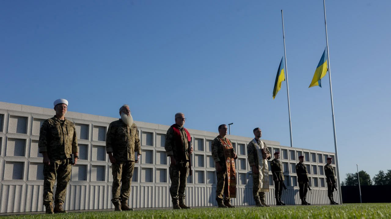 Строй военных капелланов разных конфессий на открытии военного мемориального кладбища. Фото: Национальное военное мемориальное кладбище