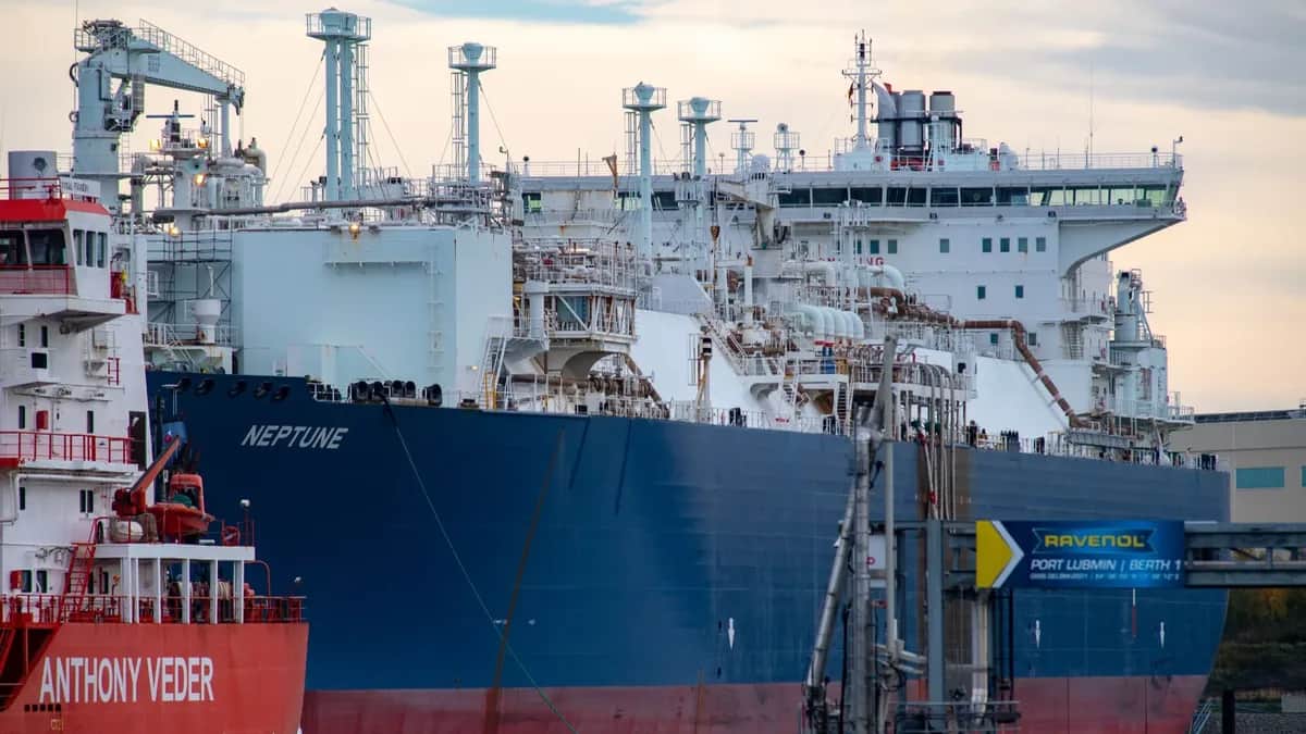 Судно по переработке сжиженного природного газа «Нептун» (справа) и челночный танкер СПГ. Эти суда могут принимать СПГ, нагревать его и превращать в газ. Фото: Stefan Sauer / picture alliance / Getty Images