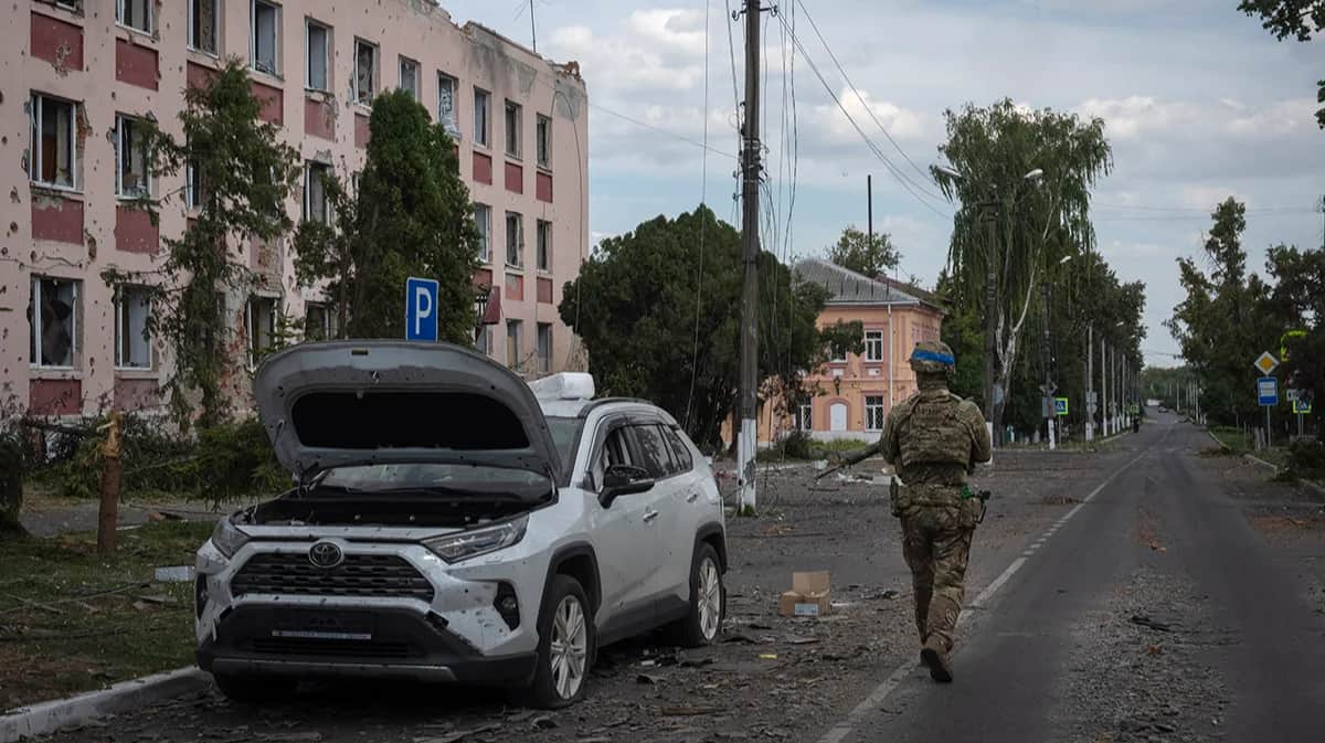 Украинский солдат проходит мимо здания мэрии в Судже, Курская область, Россия, 16 августа 2024 года. Фото: AP / Scanpix / LETA