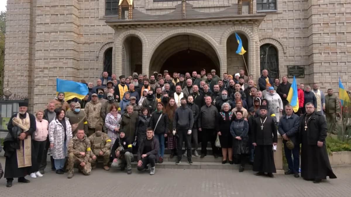 Верующие ПЦУ у входа в Михайловский кафедральный собор. Фото: Суспільне Черкаси / YouTube