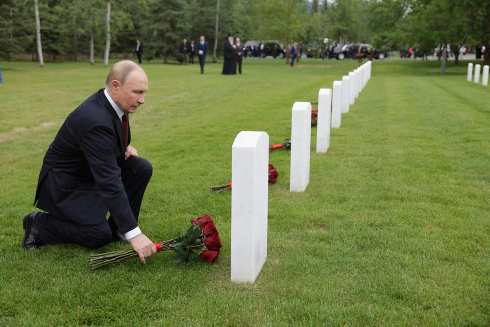 Владимир Путин возлагает цветы к месту захоронения советских лётчиков, погибших на Аляске. Фото: Гавриил Григоров / EPA / SPUTNIK / KREMLIN POOL
