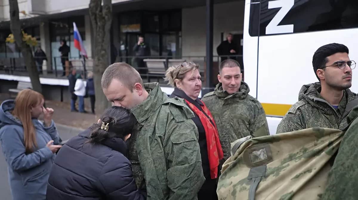 Российские призывники прощаются с родственниками на призывном пункте в Москве, Россия, 06 октября 2022 года. Фото: Максим Шипенков / EPA-EFE