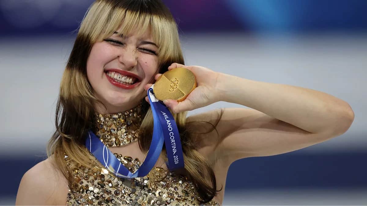 Золотая медалистка Алиса Лю из США после произвольной программы в женском одиночном катании на соревнованиях по фигурному катанию на зимних Олимпийских играх 2026 года в Милано-Кортина, Милан, Италия, 19 февраля 2026 года. Фото: Wu Hao / EPA