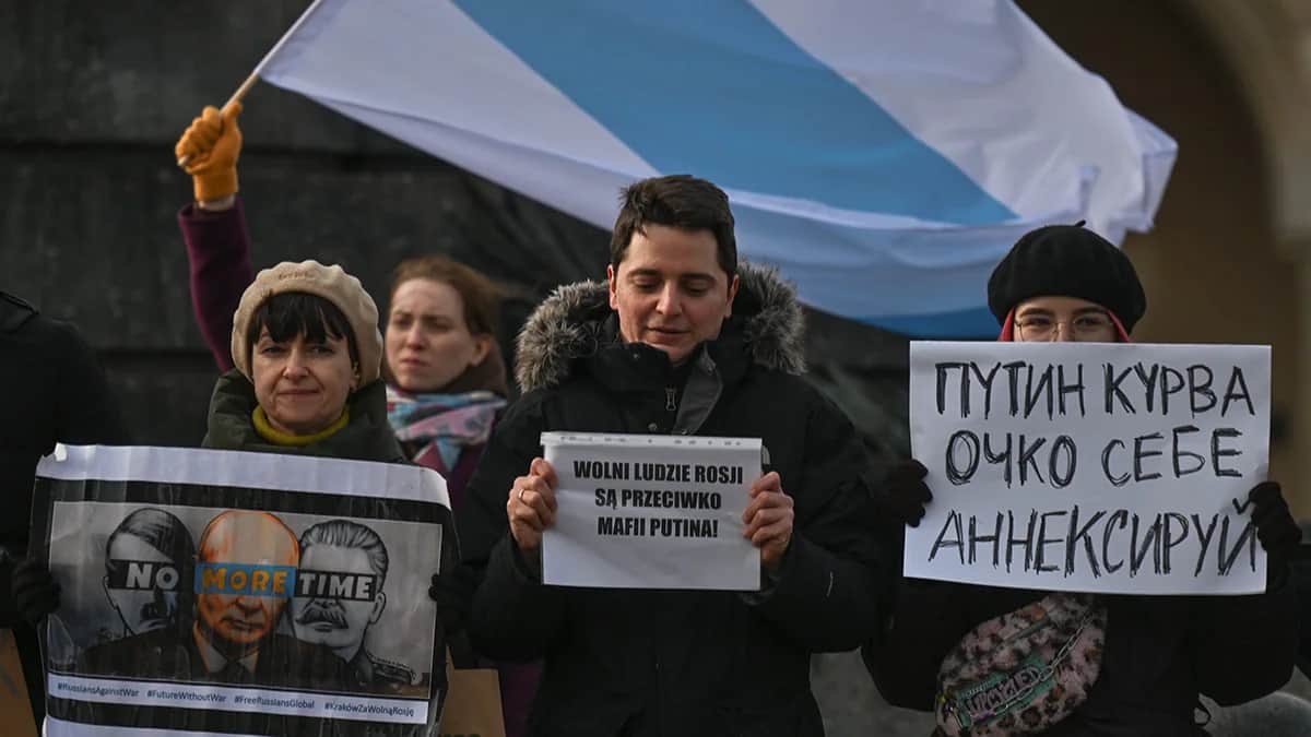 Представителей местной русской диаспоры в Кракове у памятника Адаму Мицкевичу в центре Кракова 25 февраля 2023 года. Фото: Artur Widak / NurPhoto / Getty Images