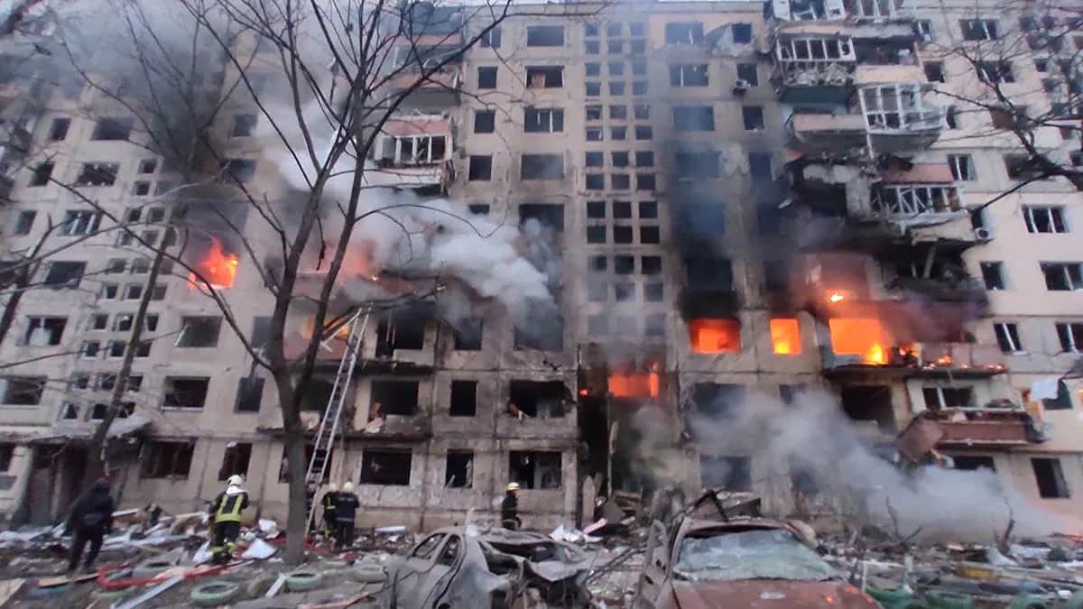 Жилой дом в Киеве после ракетного удара. Фото: Государственная служба Украины по чрезвычайным ситуациям