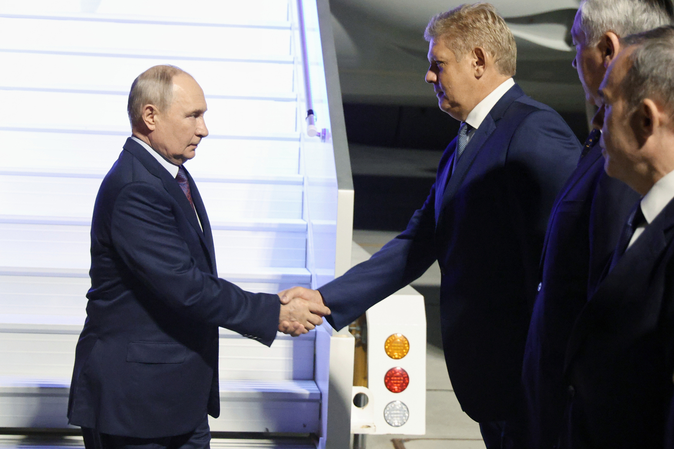 Полномочный представитель Президента РФ в Сибирском федеральном округе Анатолий Серышев встречает Владимира Путина по прибытии в международный аэропорт Толмачёво. Новосибирск. 11 августа 2026 года. Фото: Аркадий Уваров / Спутник / AP / Scanpix / LETA