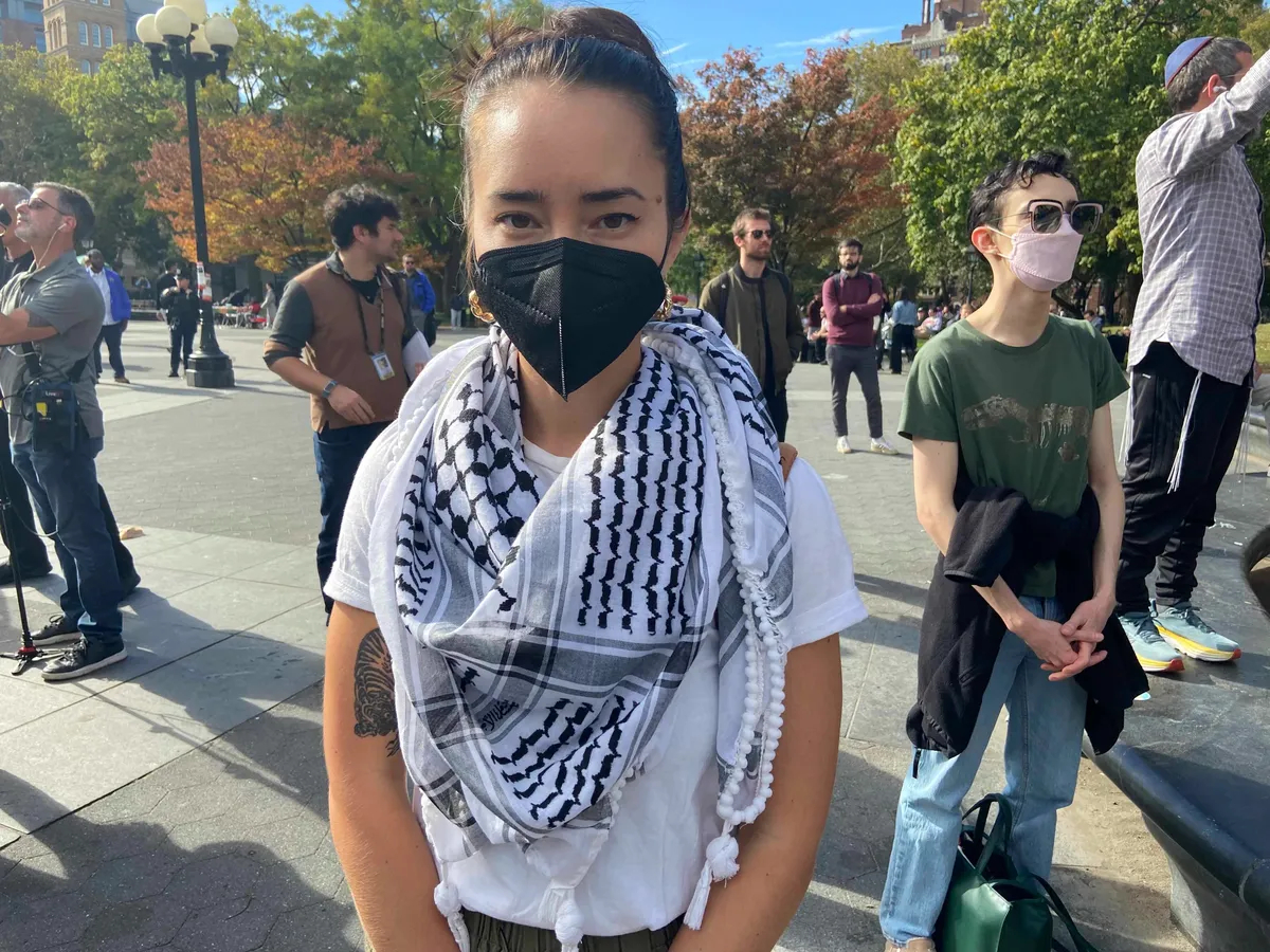 Бьюл — пресс-атташе организаторов митинга в NYU. Фото: Соня Мустаева