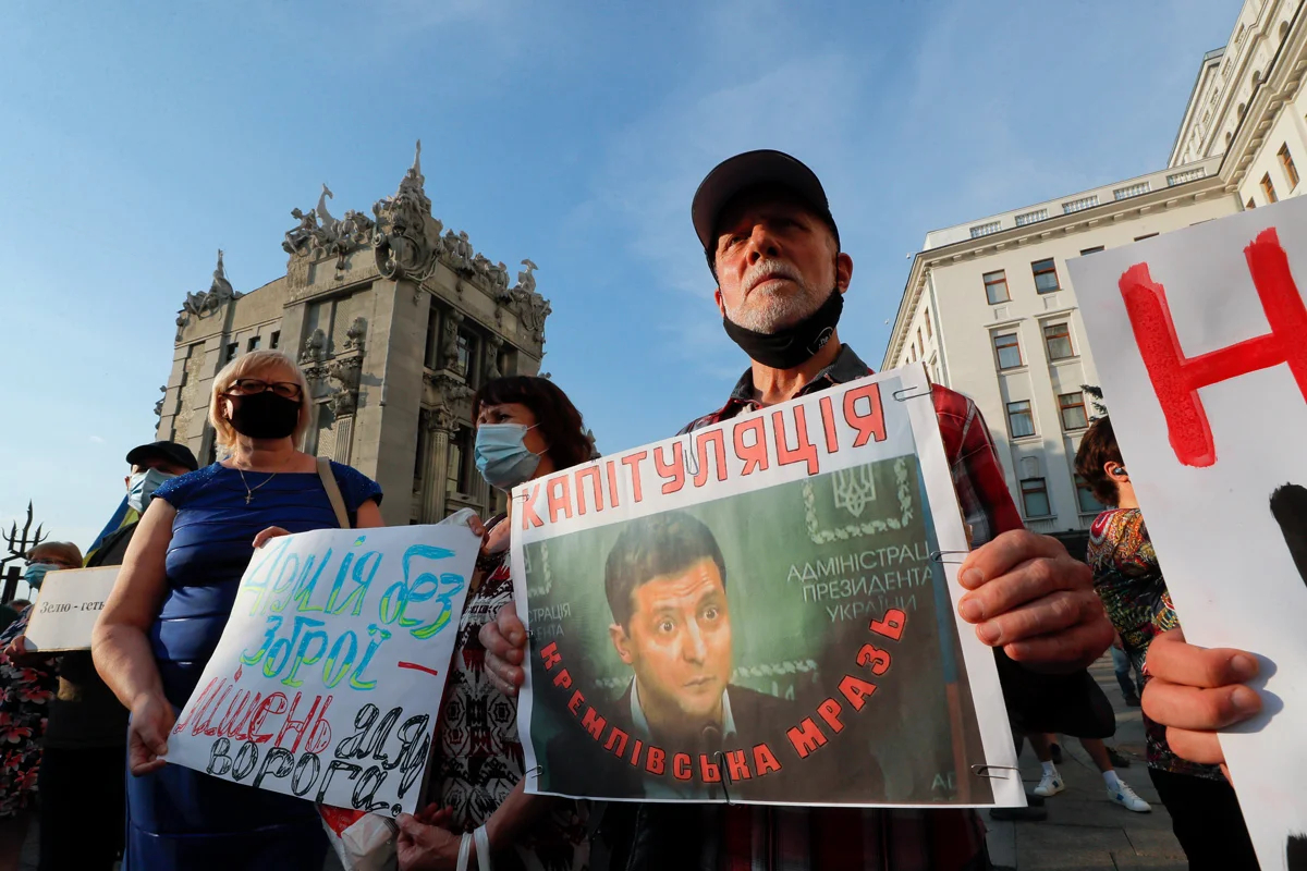 Активист во время митинга перед офисом президента в Киеве, Украина, 27 июля 2020 года. Фото: Сергей Долженко / EPA-EFE