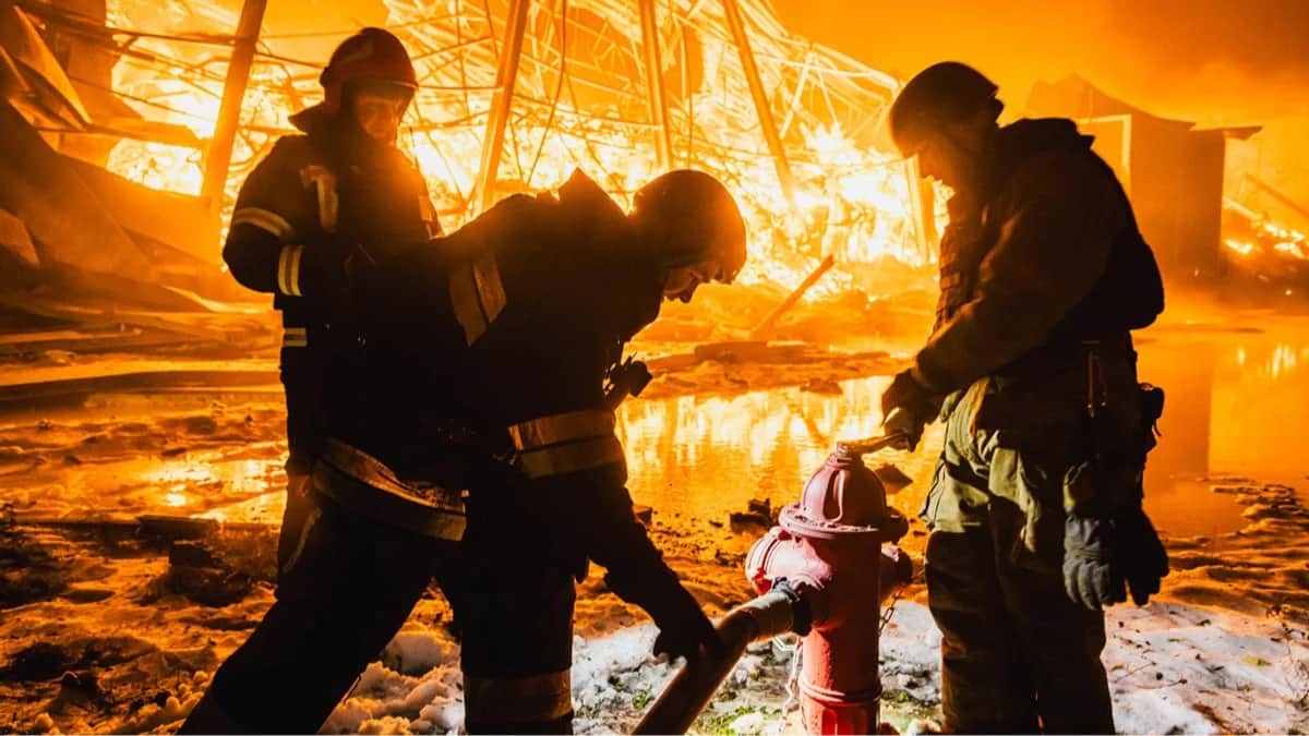 Пожарные устраняют последствия российского удара по пригороду Харькова. Фото: ГСЧС Украины по Харьковской области