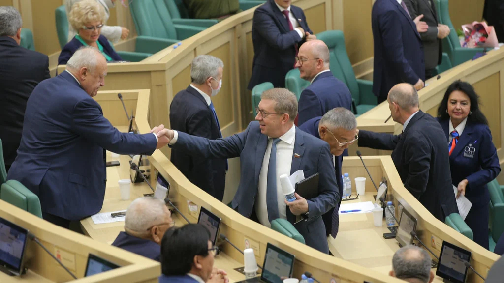 Совфед принял законопроекты о внеплановых проверках и штрафах за нарушение законов об «иноагентах» для «третьих лиц»