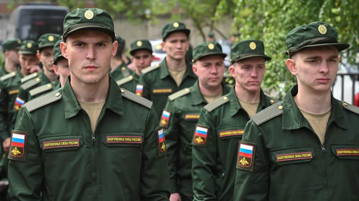 Призывники отправляются к местам службы из военкомата в Батайске, Ростовская область, 16 мая 2024 года. Фото: Сергей Пивоваров / Reuters / Scanpix / LETA