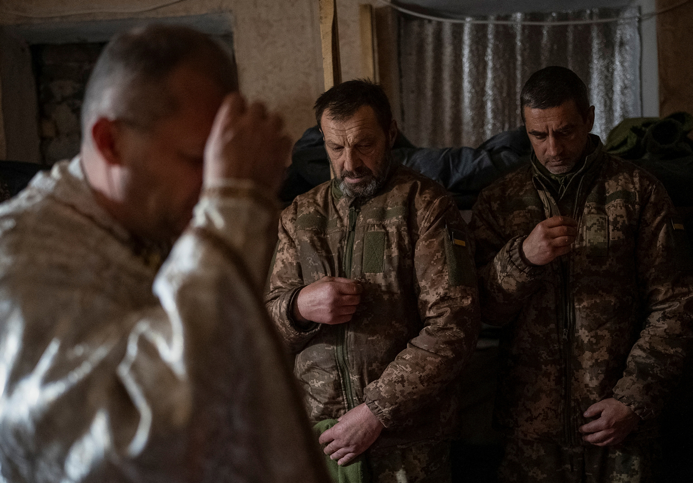 Военный капеллан проводит богослужение для новобранцев 24-й отдельной механизированной бригады ВСУ перед их первым боевым выходом. Донецкая область, Украина. 3 ноября 2024 года. Фото: Inna Varenytsia / Reuters / Scanpix / LETA