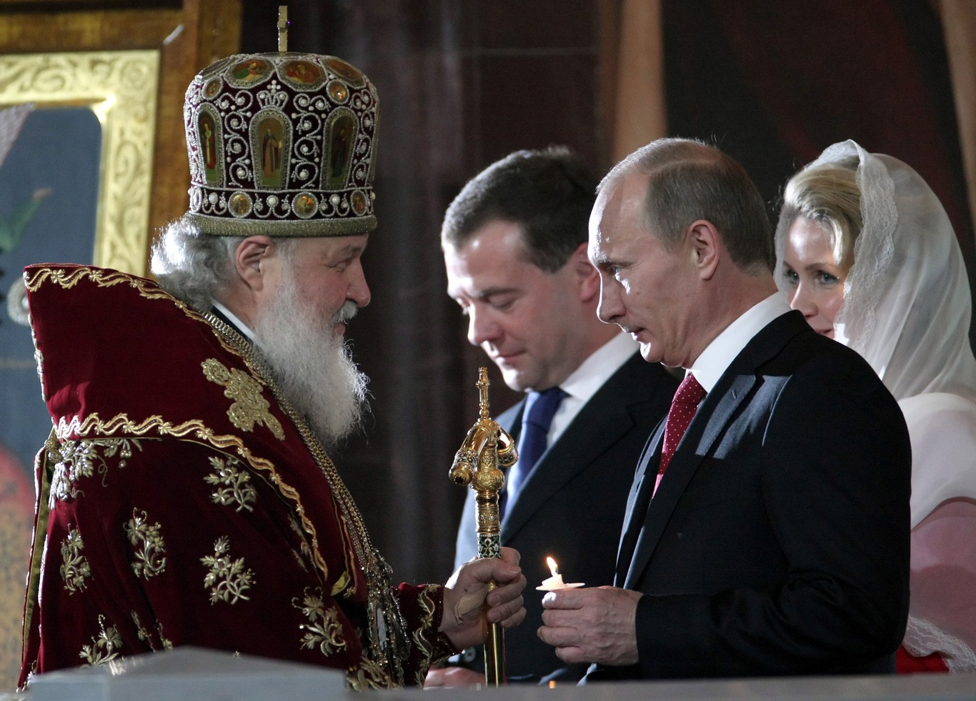 Патриарх Кирилл и Владимир Путин во время пасхального богослужения в храме Христа Спасителя. Москва. 4 апреля 2010 года. Фото: Сергей Чириков / EPA