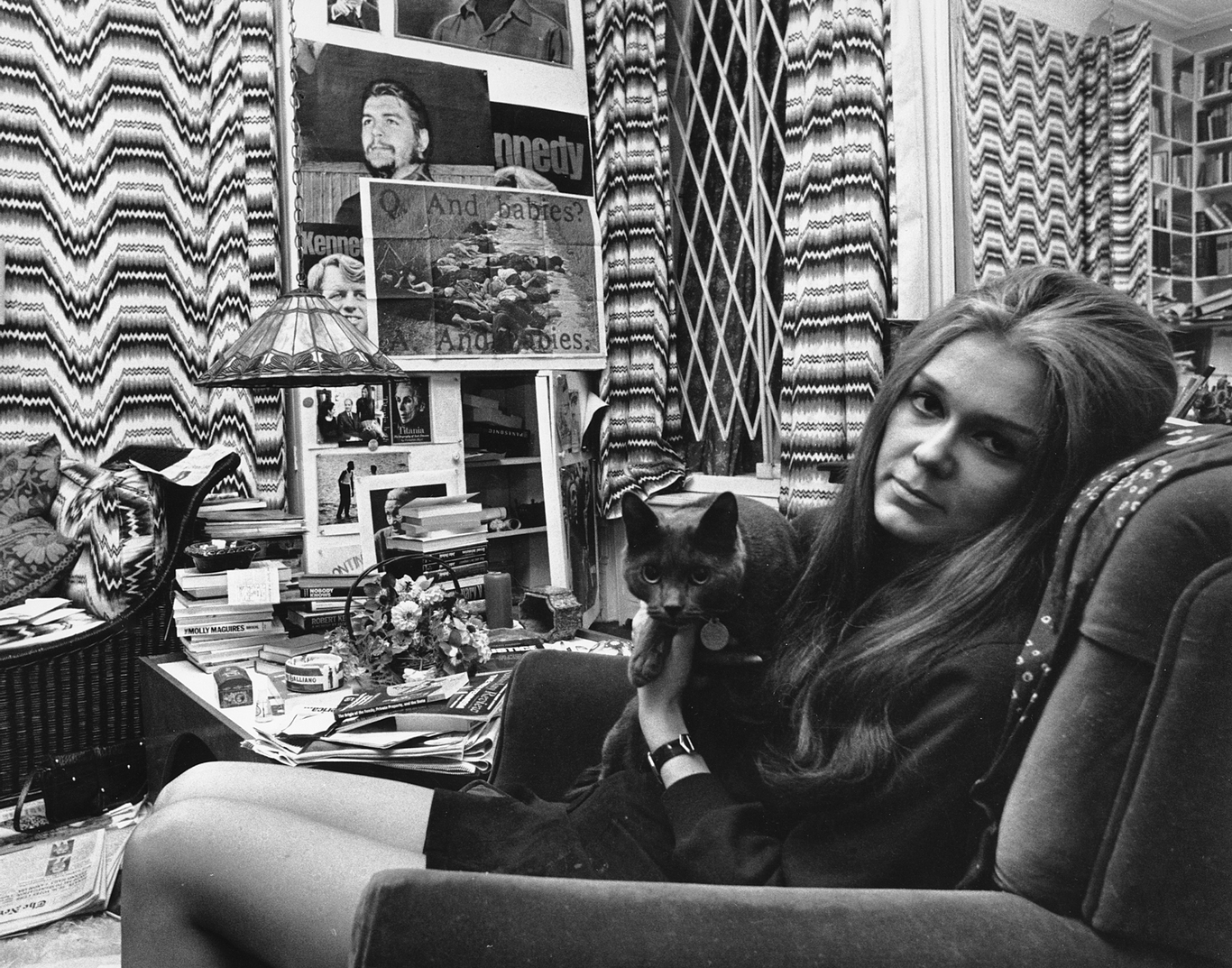 Глория Стайнем со своей кошкой в квартире. Нью-Йорк, США. 18 марта 1970 года. Фото: AP / Scanpix / LETA
