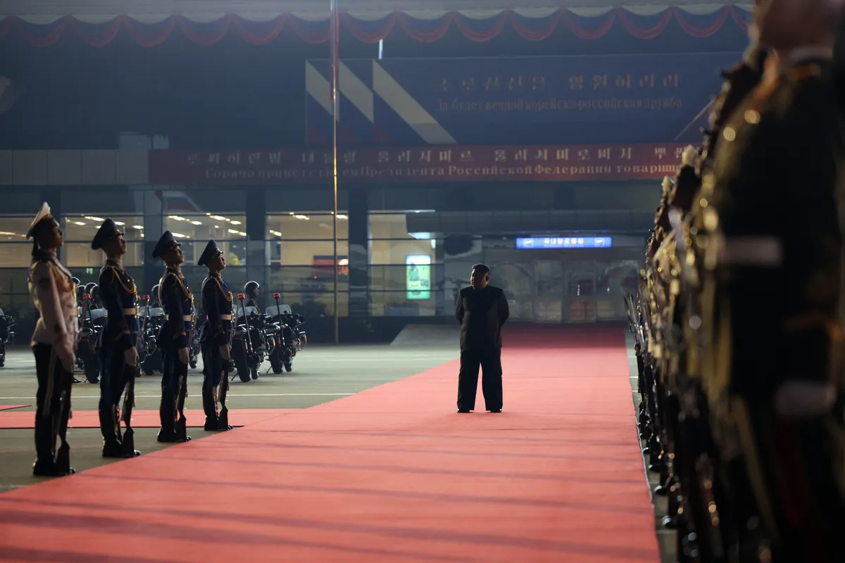 Kim Jong Un waits on the red carpet to greet Vladimir Putin upon his arrival in Pyongyang, 19 June 2024. Photo: EPA-EFE / GAVRIIL GRIGOROV / SPUTNIK / KREMLIN POOL