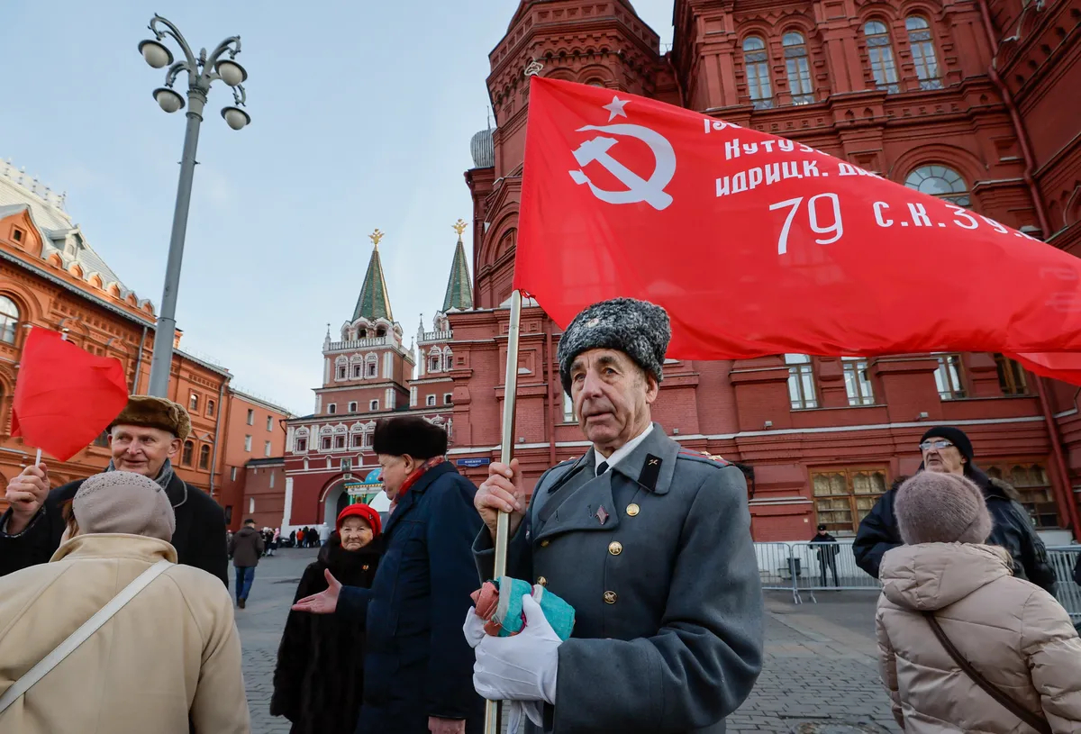 A member of the Russian Communist Party near Red Square in Moscow, 5 December 2024. Photo: EPA-EFE/YURI KOCHETKOV