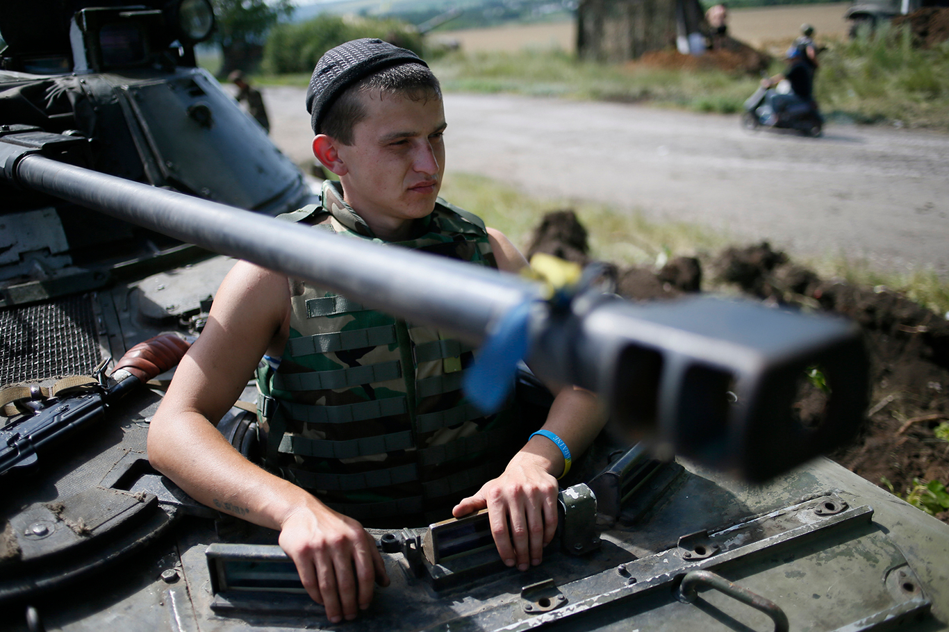 Украинский солдат в БМП на позиции примерно в 60 км от восточноукраинского города Донецк, 10 июля 2014 года. Фото: Gleb Garanich / REUTERS / Scanpix / LETA
