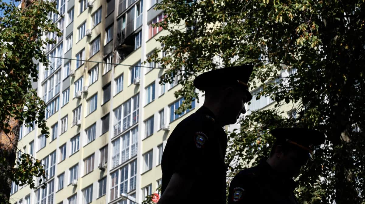 Полицейские дежурят у повреждённого после атаки дрона жилого дома в Раменском, Московская область, 10 сентября 2024 года. Фото: Юрий Кочетков / EPA