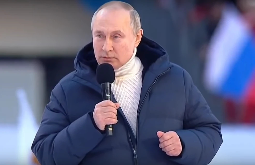 Владимир Путин произносит речь на концерте в «Лужниках» в честь 8-летнего присоединения Крыма. Скриншот