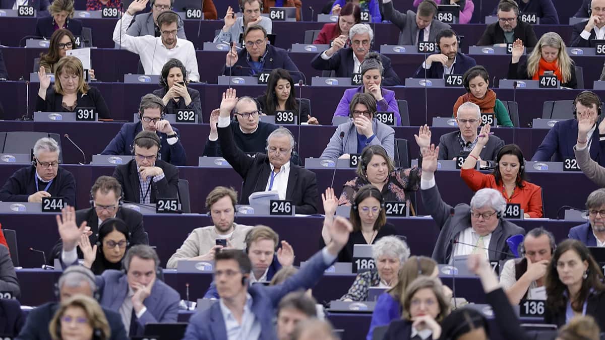 Члены Европейского парламента голосуют в Европейском парламенте в Страсбурге, Франция, 23 апреля 2024 года. Фото: Ronald Wittek / EPA-EFE
