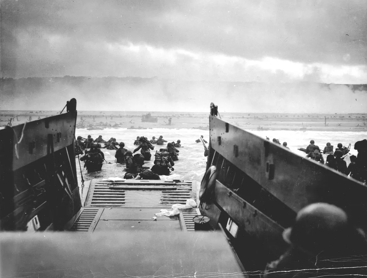 Высадка войск американской 1-й пехотной дивизии. Пляж «Омаха». Утро 6 июня 1944 года. Фото: <a href="https://commons.wikimedia.org/w/index.php?curid=43274">Wikimedia Commons</a>