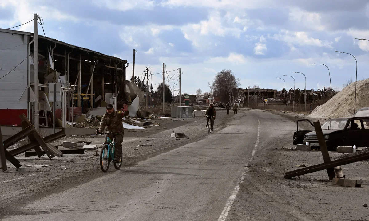 Uniformed men cycle through Sudzha, 19 March 2025. Photo: Anatoly Zhdanov / Kommersant / Sipa USA / Vida Press