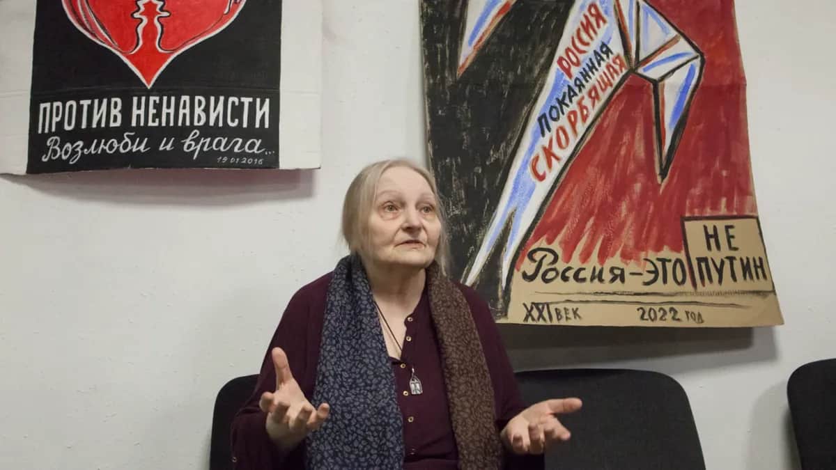 (Left to right) “Against Hatred. Love thy enemy.” “Russia, repentant, grieving. Russia is not Putin.” Elena Osipova at the Peaceful Art Protest exhibition. Photo: Elena Rodina for Novaya Gazeta Europe
