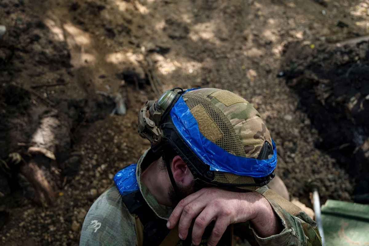 Военнослужащий украинской нацгвардии во время обстрела российских позиций на линии фронта под Харьковом, Украина, 10 июня 2024 года. Фото: Евгений Малолетка / AP Photo / Scanpix / LETA