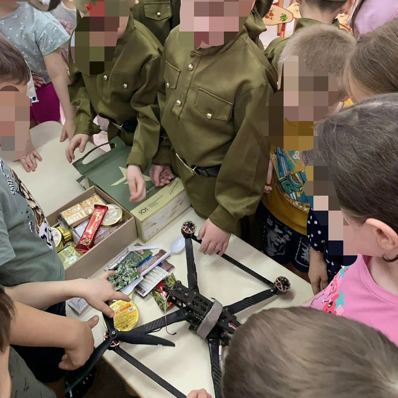 В детском саду №34 детсадовцам показали обломок дрона и каску военного. В садике прошло мероприятие «Герой моей семьи» к 23 февраля. Фото: Vkontakte / Ревда-инфо