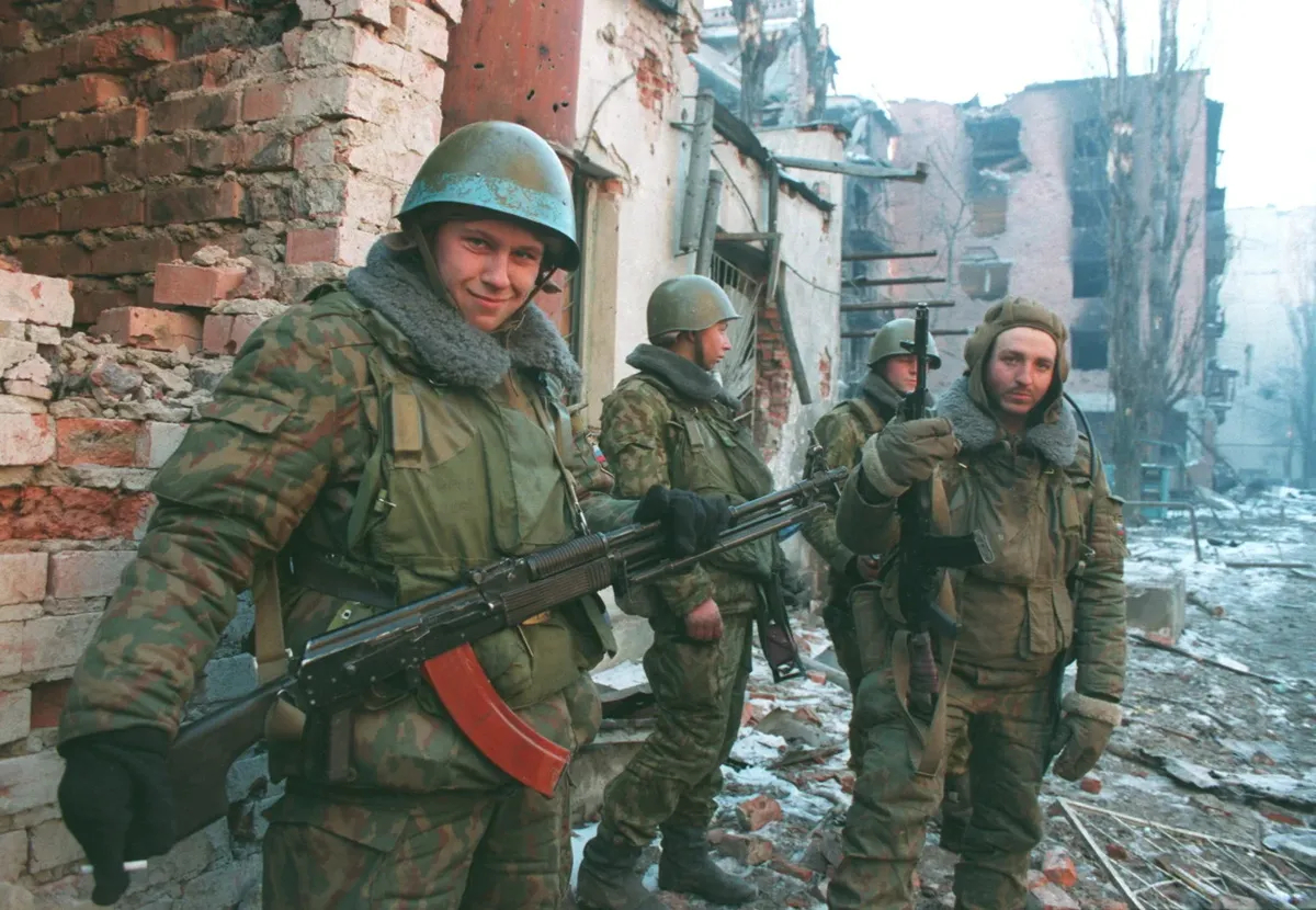 Российские солдаты в Грозном, 1995 год. Фото: Georges DeKeerle / Sygma / Getty Images