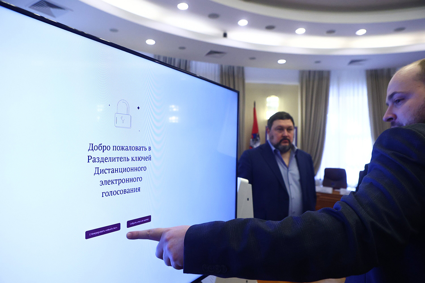 Разделение ключа шифрования результатов ДЭГ на выборах президента России в Мосгоризбиркоме, Москва, 14 марта 2024 года. Фото: Ярослав Чингаев / Агентство «Москва»