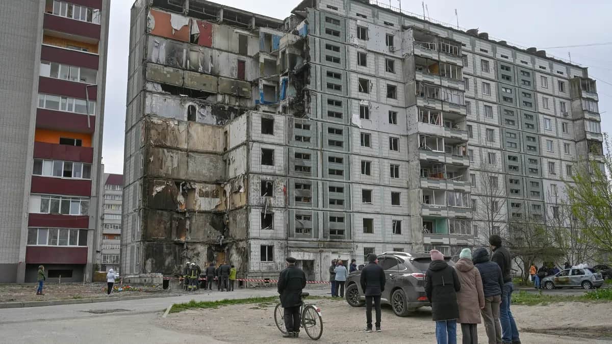 Люди стоят возле разрушенного дома, пострадавшего в результате ракетного обстрела российской армии в Умани. Фото: Sergei Chuzavkov / SOPA Images/Sipa USA via Reuters Connect