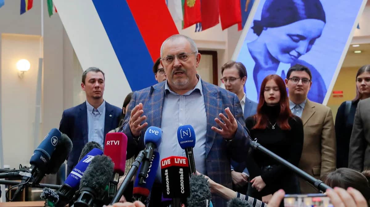 Nadezhdin addresses journalists after handing signatures backing his nomination as a presidential candidate in to the Central Election Commission on 31 January.&nbsp;Photo: Maxim Shipenkov / EPA-EFE