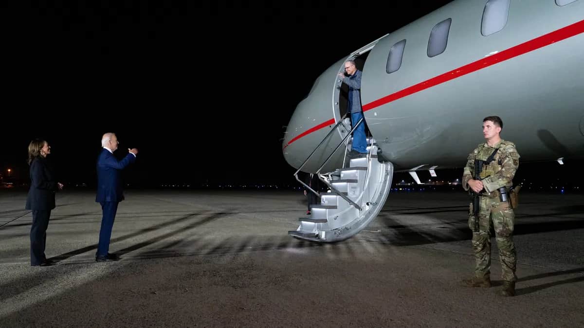 US President Joe Biden and Vice President Kamala Harris greet former US Marine Paul Whelan upon his arrival at Andrews Air Base, Maryland, 1 August 2024. Photo: EPA-EFE / Ken Cedeno / POOL