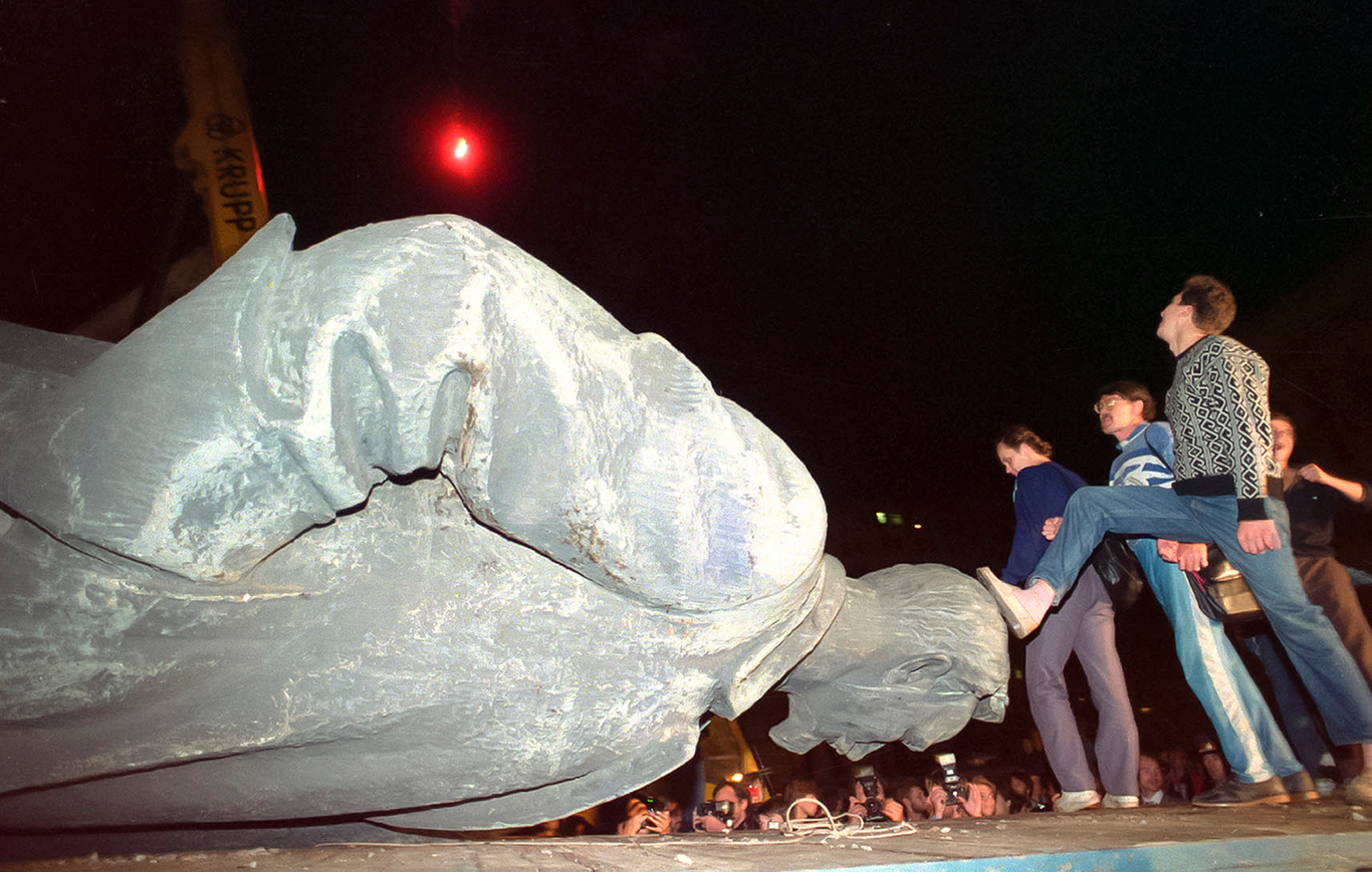 Снос памятника Феликсу Дзержинскому, Москва, 23 августа 1991 года. Фото: Александр Земляниченко / AP / Scanpix / LETA