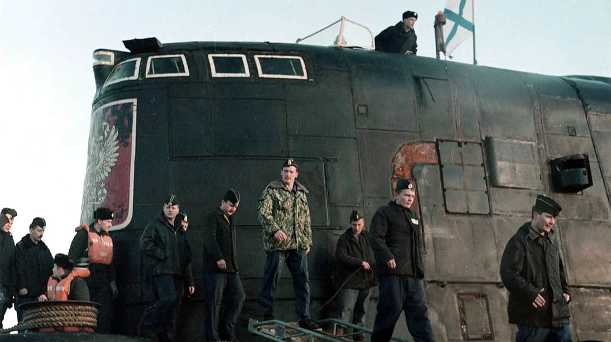 Моряки атомной подводной лодки «Курск» ВМФ России выходят на берег в Видяево, Мурманская область, 19 октября 1999 года. Фото: EPA