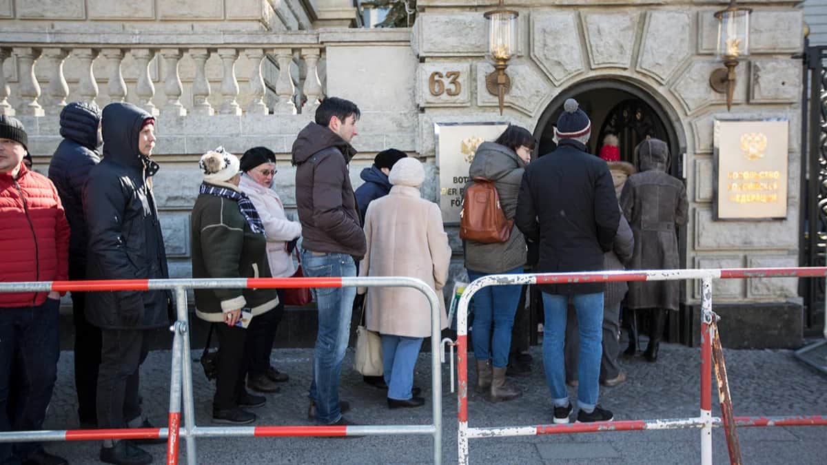 Граждане России стоят в очереди у здания российского посольства в Берлине для того чтобы проголосовать на президентских выборах, Германия, 18 марта 2018 года. Фото: Omer Messinger / EPA-EFE