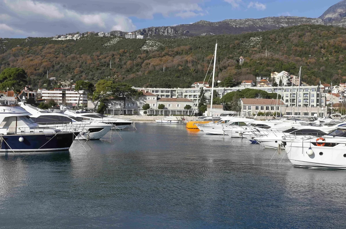 Two wings of the Lazure Hotel and the adjacent marina. Photo: Daniil Afrin, exclusively for Novaya Gazeta Europe