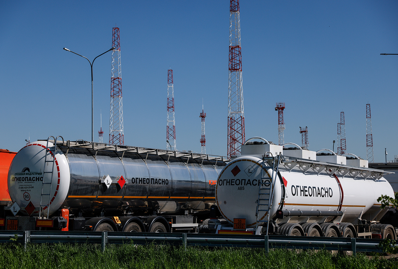 Бензовозы на производственной площадке ЛПДС «Володарская», принадлежащей компании - оператору нефтепроводов «Транснефть», в поселке Константиново Московской области, Россия, 8 июня 2022 года. Фото: Максим Шеметов / REUTERS / Scanpix / LETA
